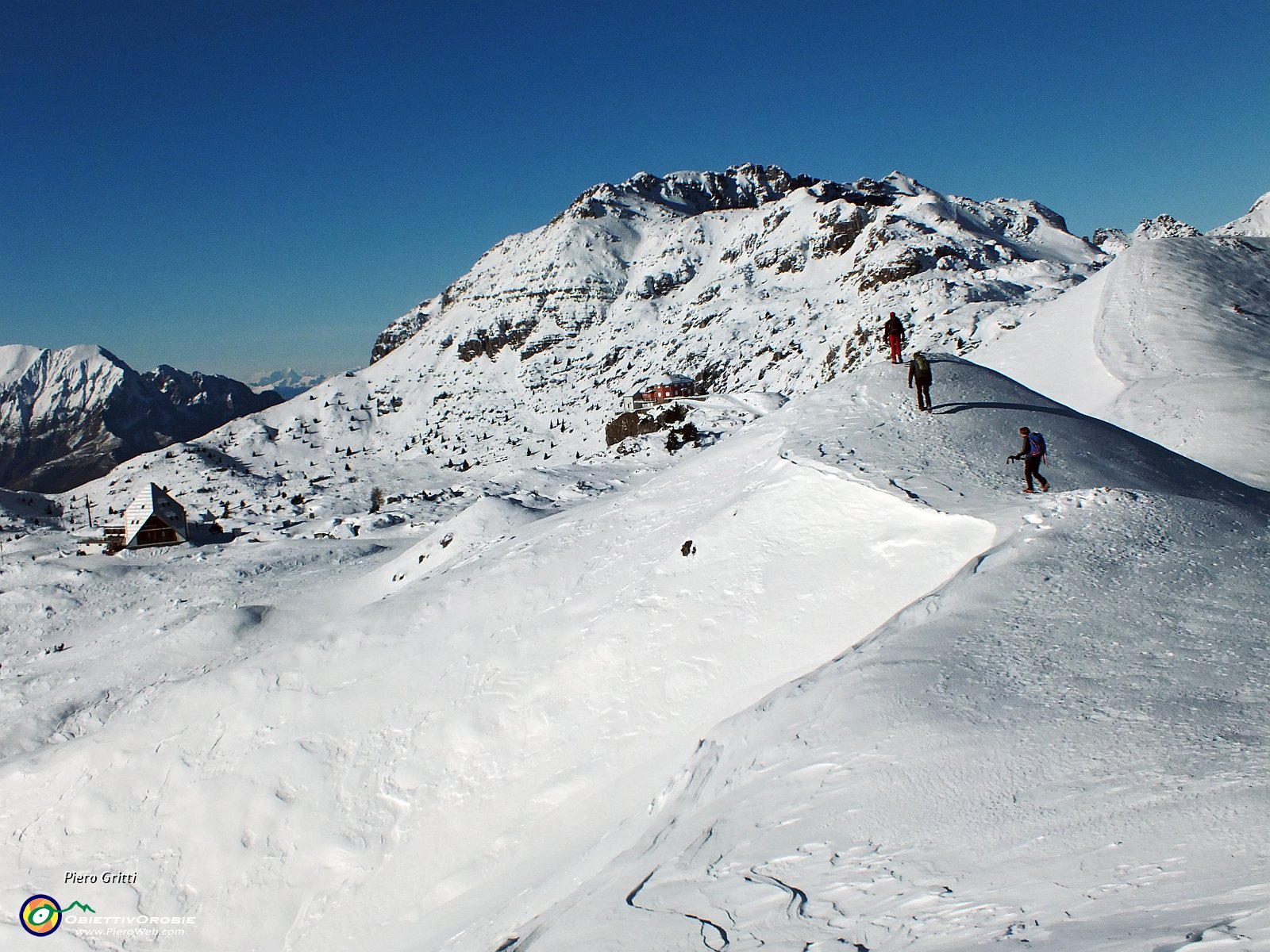 47 Vista verso i Rifugi Nicola e Cazzaniga.JPG
